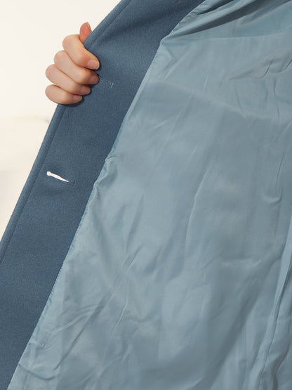 Cappotto di lana con bottoni, taglio aderente e collo classico — Cappotto invernale elegante